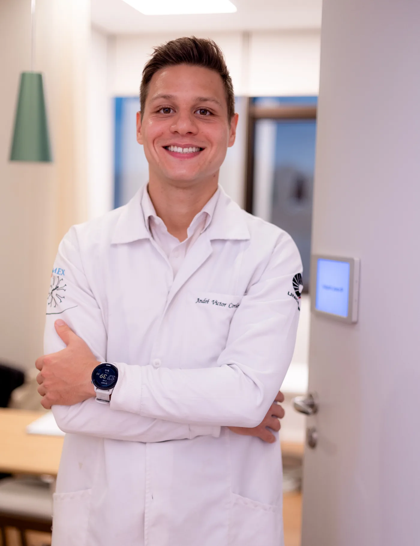 André Cordeiro de jaleco em laboratório